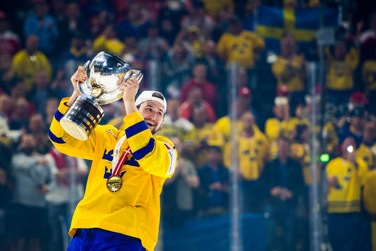 Sveriges Filip Forsberg jublar med pokalen