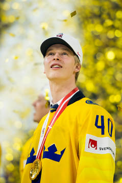 Sveriges Elias Pettersson med sin medalj