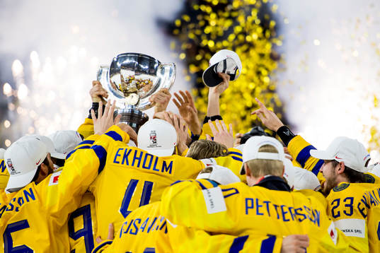 Sveriges spelare jublar med pokalen