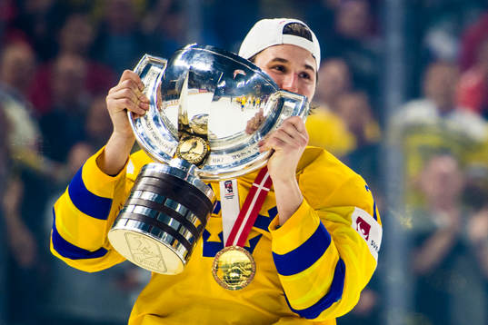 Sveriges Filip Forsberg jublar med pokalen