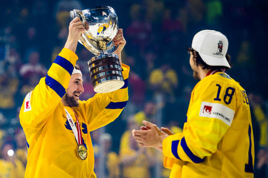 Sveriges Filip Forsberg jublar med pokalen