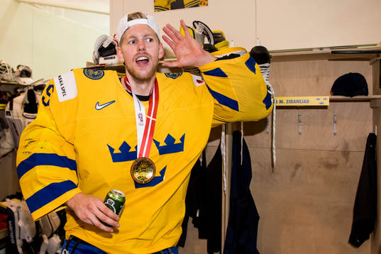 Sveriges spelare målvakt Magnus Hellberg jublar i