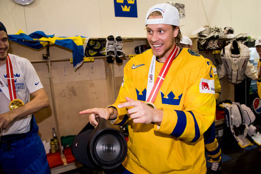Sveriges Jacob de la Rose jublar i omklädningsrummet
