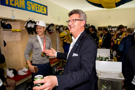 Sveriges lagledare Lars-Henry Köhler jublar i