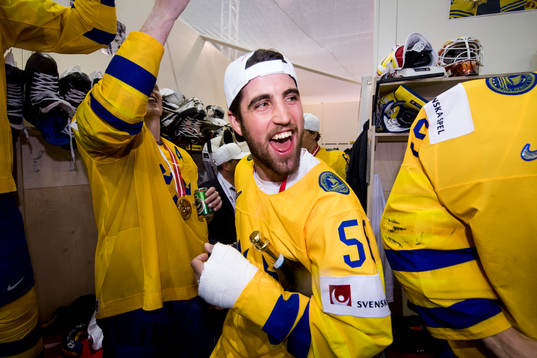 Sveriges Erik Gustafsson jublar i omklädningsrummet
