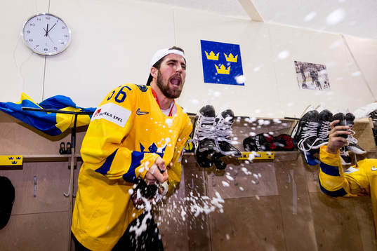 Sveriges Erik Gustafsson sprutar champange i