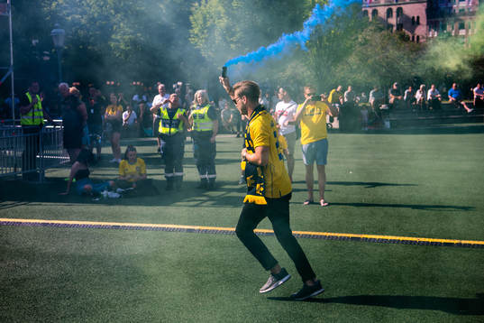 Viktor Frisk med en rökbomb i Kungsträdgården dagen