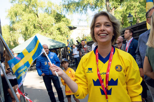 Idrottsminister Annika Strandhäll firar VM-guldet i
