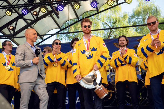 Sveriges Adam Larsson firar VM-guldet i Kungsträdgården