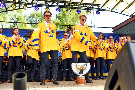 Sveriges Rickard Rakell och John Klingberg  firar VM-guldet