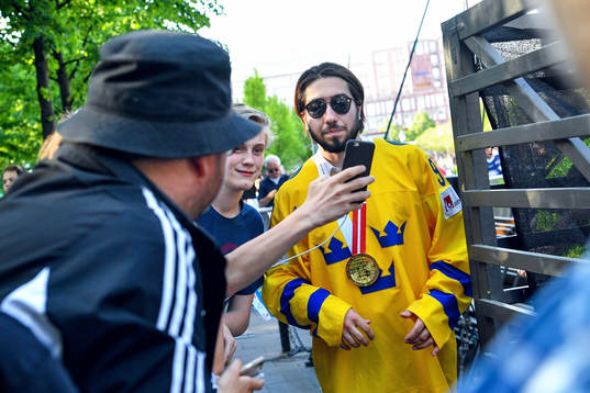 Sveriges Mika Zibanejad firar VM-guldet i Kungsträdgården