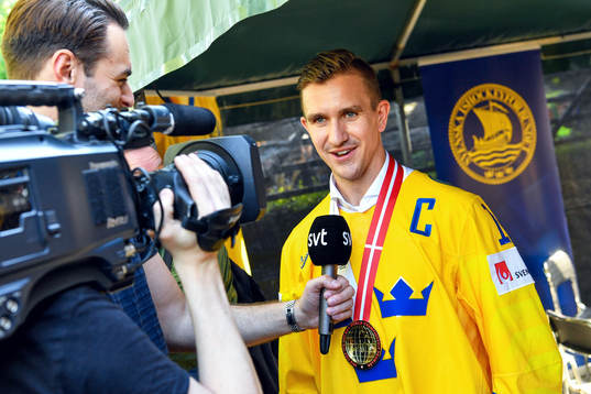 Sveriges Mikael Backlund firar VM-guldet i