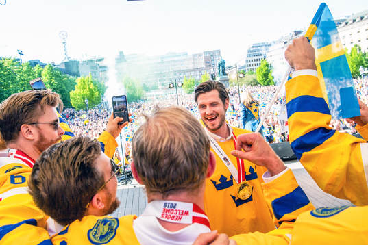 Oliver Ekman Larsson firar VM-guldet i Kungsträdgården