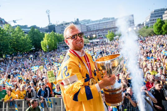 Patric Hörnqvist firar VM-guldet i Kungsträdgården dagen