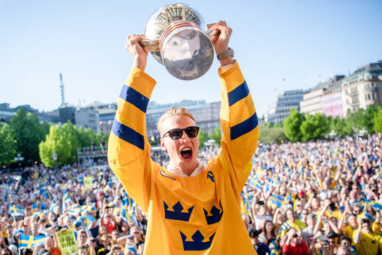 John Klingberg  firar VM-guldet i Kungsträdgården dagen
