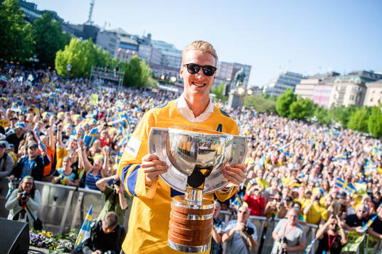 John Klingberg  firar VM-guldet i Kungsträdgården dagen