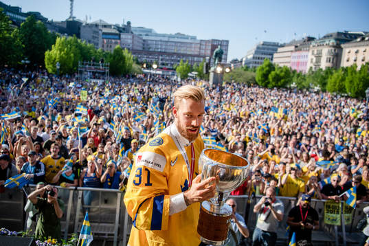 målvakt Anders Nilsson firar VM-guldet i Kungsträdgården