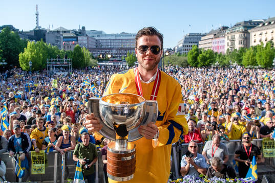 Magnus Pääjärvi-Svensson firar VM-guldet i