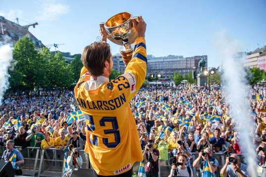 Oliver Ekman Larsson firar VM-guldet i Kungsträdgården
