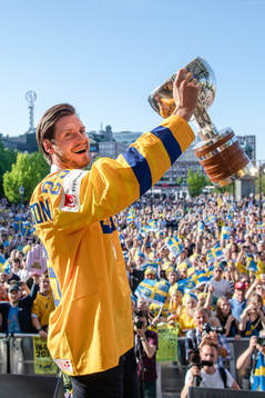 Oliver Ekman Larsson firar VM-guldet i Kungsträdgården
