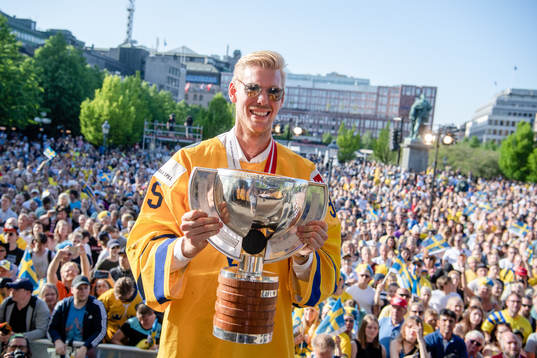 målvakt Magnus Hellberg firar VM-guldet i