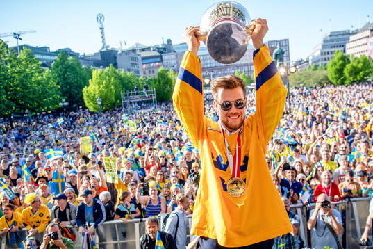 Viktor Arvidsson firar VM-guldet i Kungsträdgården dagen