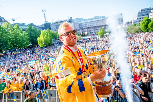 Patric Hörnqvist firar VM-guldet i Kungsträdgården dagen