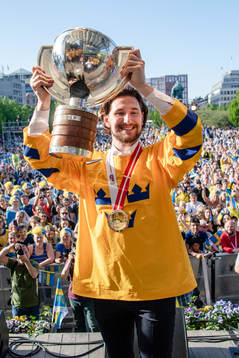 Filip Forsberg firar VM-guldet i Kungsträdgården dagen