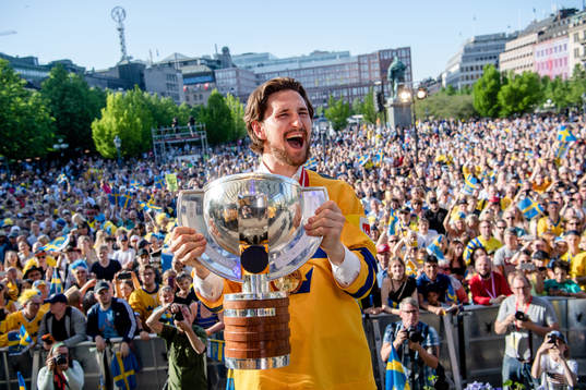 Filip Forsberg firar VM-guldet i Kungsträdgården dagen