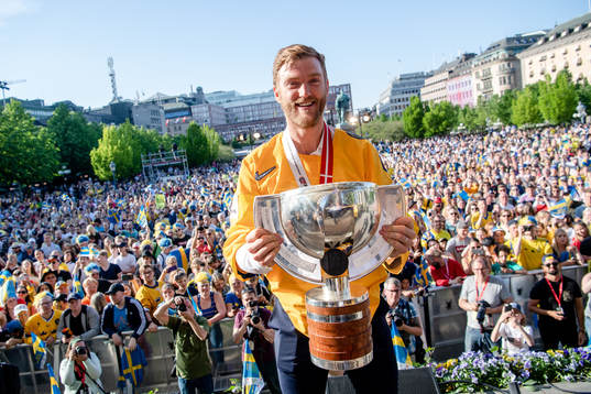 Mattias Ekholm firar VM-guldet i Kungsträdgården dagen