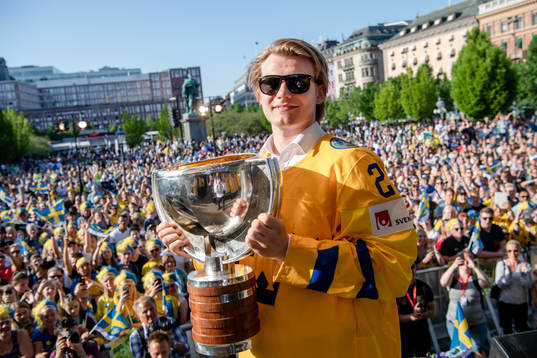 Lias Andersson firar VM-guldet i Kungsträdgården dagen