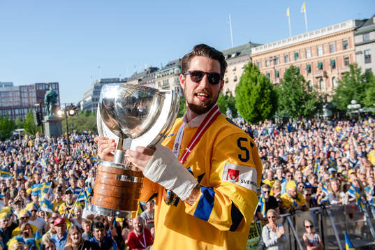 Erik Gustafsson firar VM-guldet i Kungsträdgården dagen