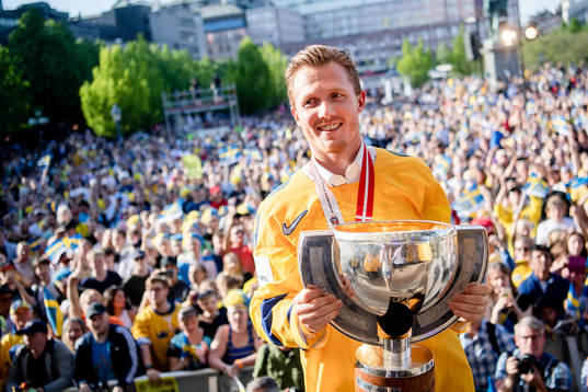 Gustav Nyquist firar VM-guldet i Kungsträdgården dagen