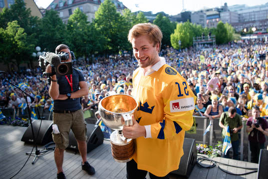 Johan Larsson firar VM-guldet i Kungsträdgården dagen