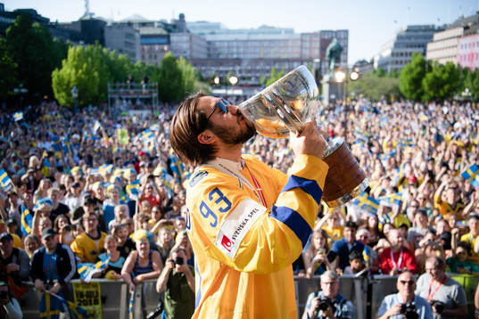Mika Zibanejad firar VM-guldet i Kungsträdgården dagen