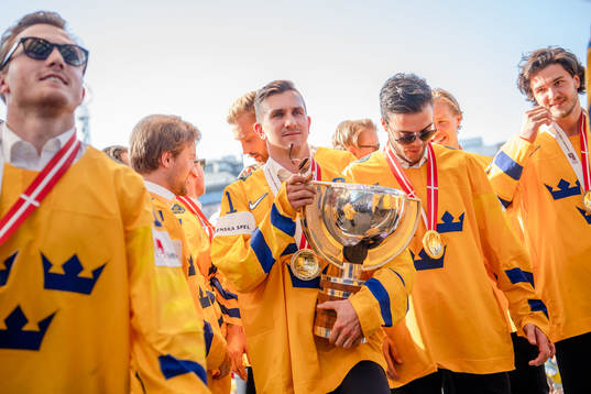 Mikael Backlund  firar VM-guldet i Kungsträdgården dagen