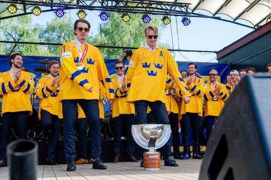 Rickard Rakell och John Klingberg dansar när de firar