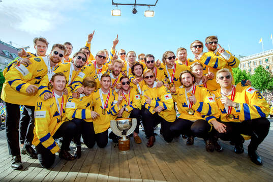 Sveriges spelare firar VM-guldet i Kungsträdgården dagen