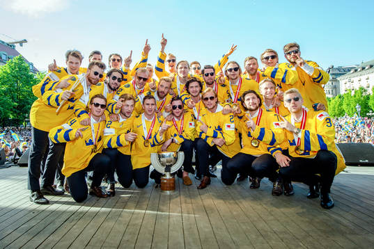 Sveriges spelare firar VM-guldet i Kungsträdgården dagen