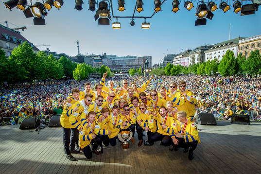 Sveriges spelare firar VM-guldet i Kungsträdgården dagen