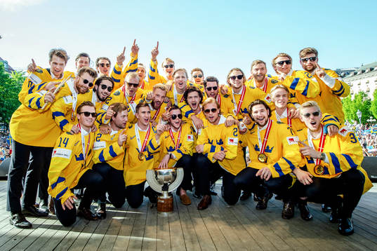 Sveriges spelare firar VM-guldet i Kungsträdgården dagen