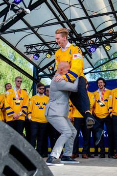 John Klingberg och Erik Granqvist när de firar VM-guldet i