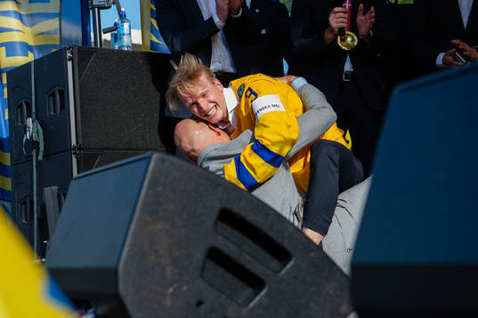 John Klingberg och Erik Granqvist när de firar VM-guldet i