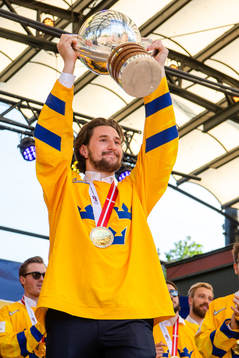 Filip Forsberg  firar VM-guldet i Kungsträdgården dagen