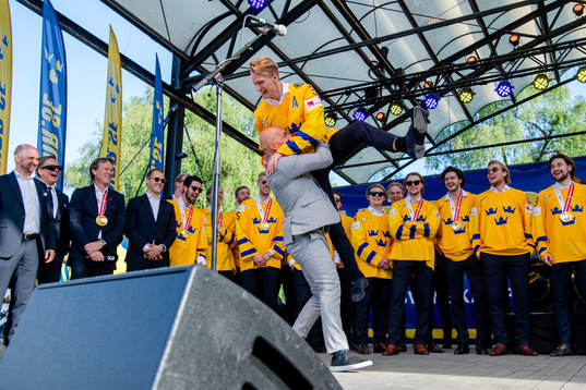 John Klingberg och Erik Granqvist när de firar VM-guldet i