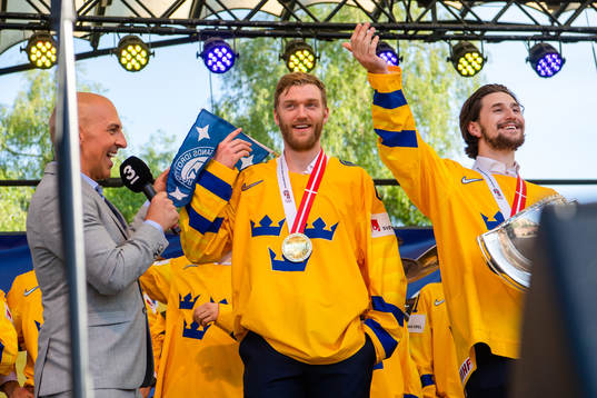 Mattias Ekholm och Filip Forsberg firar VM-guldet i
