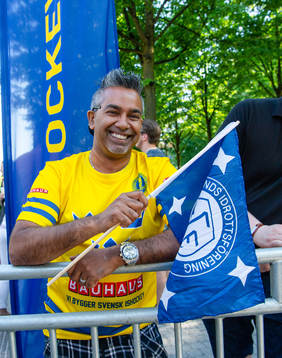 En supportrar med flagga firar VM-guldet i