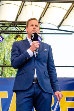 Programledare Niklas Jidhe när VM-guldet firas i