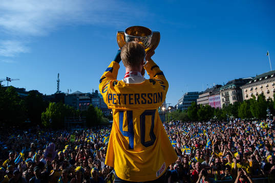 Elias Pettersson firar VM-guldet i Kungsträdgården dagen