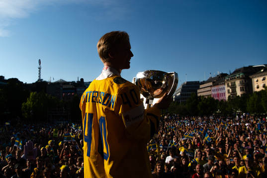 Elias Pettersson firar VM-guldet i Kungsträdgården dagen